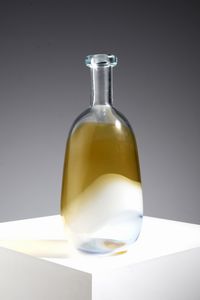 POTENZA GIANMARIA (n. 1936) - Bottiglia in vetro trasparente decorato con fascia lattimo e ambra. Mod.S/240/A per La Murrina