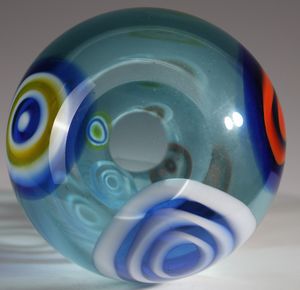 POTENZA GIANMARIA (n. 1936) : Vaso in vetro azzurrino decorato con murrine ad anelli concentrici arancio e lattimo per La Murrina  - Asta Asta 376 | VETRI DI MURANO E DEL XX SECOLO E CERAMICHE - VETRI DI MURANO E FRANCESI, CERAMICHE Virtuale - Associazione Nazionale - Case d'Asta italiane