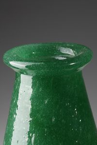 SEGUSO VETRI D'ARTE : Vaso in vetro verde pulegoso, foglia oro sulle anse  - Asta Asta 376 | VETRI DI MURANO E DEL XX SECOLO E CERAMICHE - VETRI DI MURANO E FRANCESI, CERAMICHE Virtuale - Associazione Nazionale - Case d'Asta italiane