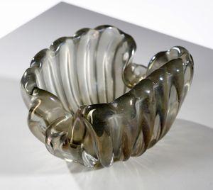 SEGUSO VETRI D'ARTE : attribuito. Coppa in vetro costolato sommerso in grigio, superficie iridata  - Asta Asta 376 | VETRI DI MURANO E DEL XX SECOLO E CERAMICHE - VETRI DI MURANO E FRANCESI, CERAMICHE Virtuale - Associazione Nazionale - Case d'Asta italiane