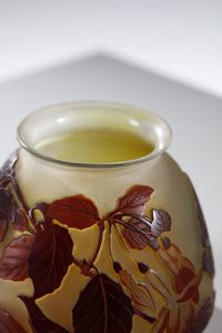 GALL� : Piccolo vaso in vetro doppio, con decoro di foglie nei toni del bruno, finemente inciso ad acido su fondo verde  - Asta Asta 376 | VETRI DI MURANO E DEL XX SECOLO E CERAMICHE - VETRI DI MURANO E FRANCESI, CERAMICHE Virtuale - Associazione Nazionale - Case d'Asta italiane