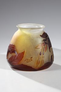 GALL� : Piccolo vaso in vetro doppio, con decoro di foglie nei toni del bruno, finemente inciso ad acido su fondo verde  - Asta Asta 376 | VETRI DI MURANO E DEL XX SECOLO E CERAMICHE - VETRI DI MURANO E FRANCESI, CERAMICHE Virtuale - Associazione Nazionale - Case d'Asta italiane