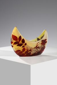 GALL� - Vaso a barchetta , decoro di foglie nei toni del bruno, finemente inciso ad acido su fondo arancio