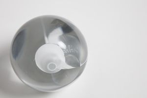 BARBINI ALFREDO (1912 - 2007) : Sfera in vetro con inclusione in vetro lattimo  - Asta Asta 376 | VETRI DI MURANO E DEL XX SECOLO E CERAMICHE - VETRI DI MURANO E FRANCESI, CERAMICHE Virtuale - Associazione Nazionale - Case d'Asta italiane