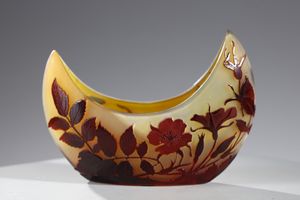 GALL� : Vaso a barchetta , decoro di foglie nei toni del bruno, finemente inciso ad acido su fondo arancio  - Asta Asta 376 | VETRI DI MURANO E DEL XX SECOLO E CERAMICHE - VETRI DI MURANO E FRANCESI, CERAMICHE Virtuale - Associazione Nazionale - Case d'Asta italiane