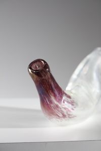 MARTENS DINO (1894 - 1970) : Vaso/scultura antropomorfa in vetro trasparente e rosso per Aureliano Toso.  Superficie irridata. Variazione mod. n. A181  - Asta Asta 376 | VETRI DI MURANO E DEL XX SECOLO E CERAMICHE - VETRI DI MURANO E FRANCESI, CERAMICHE Virtuale - Associazione Nazionale - Case d'Asta italiane