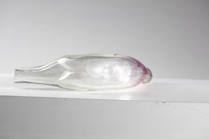 MARTENS DINO (1894 - 1970) : Vaso/scultura antropomorfa in vetro trasparente e rosso per Aureliano Toso.  Superficie irridata. Variazione mod. n. A181  - Asta Asta 376 | VETRI DI MURANO E DEL XX SECOLO E CERAMICHE - VETRI DI MURANO E FRANCESI, CERAMICHE Virtuale - Associazione Nazionale - Case d'Asta italiane