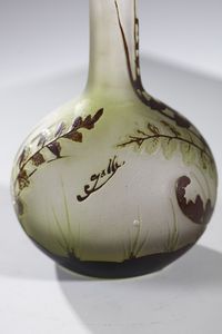 GALL� : Vaso soliflore in vetro doppio, decoro di foglie nei toni del marrone, finemente inciso ad acido su fondo variegato verde e rosato  - Asta Asta 376 | VETRI DI MURANO E DEL XX SECOLO E CERAMICHE - VETRI DI MURANO E FRANCESI, CERAMICHE Virtuale - Associazione Nazionale - Case d'Asta italiane
