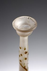 GALL� : Vaso soliflore in vetro doppio, decoro di foglie nei toni del marrone, finemente inciso ad acido su fondo variegato verde e rosato  - Asta Asta 376 | VETRI DI MURANO E DEL XX SECOLO E CERAMICHE - VETRI DI MURANO E FRANCESI, CERAMICHE Virtuale - Associazione Nazionale - Case d'Asta italiane