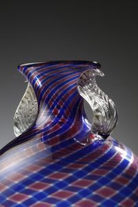 FRATELLI TOSO : Vaso a fasce ritorte ametista e blu, manici applicati in vetro trasparente  - Asta Asta 376 | VETRI DI MURANO E DEL XX SECOLO E CERAMICHE - VETRI DI MURANO E FRANCESI, CERAMICHE Virtuale - Associazione Nazionale - Case d'Asta italiane