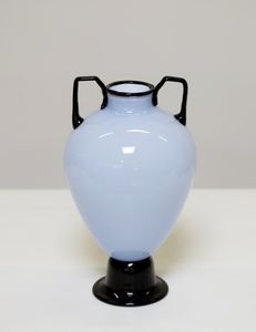 FRATELLI TOSO - Vaso biansato in vetro azzurrino incamiciato con anse, base e collo in vetro nero