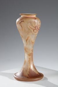 GALL� : Vaso a balaustro riposante su base circolare, con decoro vegetale nei toni dell'arancio, finemente inciso ad acido su fondo rosa salmone  - Asta Asta 376 | VETRI DI MURANO E DEL XX SECOLO E CERAMICHE - VETRI DI MURANO E FRANCESI, CERAMICHE Virtuale - Associazione Nazionale - Case d'Asta italiane