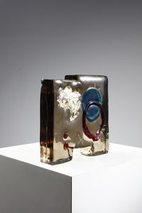 NASON ERMANNO (1928 - 2013) - attribuito. Scultura in vetro massello color paglierino decorato con applicazioni di vetro colorato