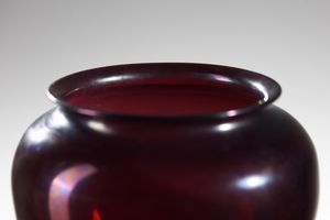 CAPPELLIN M.V.M : Vaso in vetro ametista fortemente iridato  - Asta Asta 376 | VETRI DI MURANO E DEL XX SECOLO E CERAMICHE - VETRI DI MURANO E FRANCESI, CERAMICHE Virtuale - Associazione Nazionale - Case d'Asta italiane