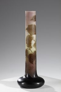 GALL� : Vaso cilindrico con base a bulbo in vetro doppio, decoro di foglie nei toni del bruno, finemente inciso ad acido su fondo variegato verde e rosato  - Asta Asta 376 | VETRI DI MURANO E DEL XX SECOLO E CERAMICHE - VETRI DI MURANO E FRANCESI, CERAMICHE Virtuale - Associazione Nazionale - Case d'Asta italiane