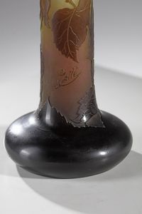 GALL� : Vaso cilindrico con base a bulbo in vetro doppio, decoro di foglie nei toni del bruno, finemente inciso ad acido su fondo variegato verde e rosato  - Asta Asta 376 | VETRI DI MURANO E DEL XX SECOLO E CERAMICHE - VETRI DI MURANO E FRANCESI, CERAMICHE Virtuale - Associazione Nazionale - Case d'Asta italiane