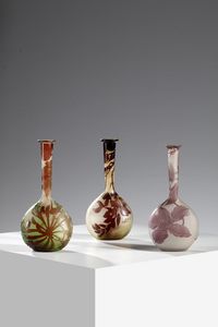 GALL - Gruppo di tre vasetti soliflore con base a bulbo in vetro doppio, decoro floreale inciso finemente ad acido