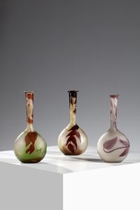 GALL� : Gruppo di tre vasetti soliflore con base a bulbo in vetro doppio, decoro floreale inciso finemente ad acido  - Asta Asta 376 | VETRI DI MURANO E DEL XX SECOLO E CERAMICHE - VETRI DI MURANO E FRANCESI, CERAMICHE Virtuale - Associazione Nazionale - Case d'Asta italiane