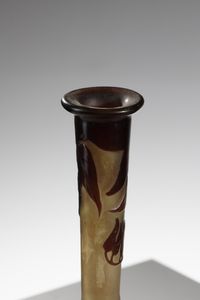 GALL� : Gruppo di tre vasetti soliflore con base a bulbo in vetro doppio, decoro floreale inciso finemente ad acido  - Asta Asta 376 | VETRI DI MURANO E DEL XX SECOLO E CERAMICHE - VETRI DI MURANO E FRANCESI, CERAMICHE Virtuale - Associazione Nazionale - Case d'Asta italiane