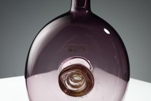 ALBARELLI MURANO : Bottiglia in vetro ametista  - Asta Asta 376 | VETRI DI MURANO E DEL XX SECOLO E CERAMICHE - VETRI DI MURANO E FRANCESI, CERAMICHE Virtuale - Associazione Nazionale - Case d'Asta italiane