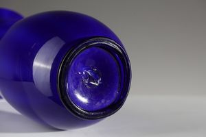 BAROVIER SEGUSO FERRO : Vaso in vetro incamiciato blu base e morise in vetro  nero  - Asta Asta 376 | VETRI DI MURANO E DEL XX SECOLO E CERAMICHE - VETRI DI MURANO E FRANCESI, CERAMICHE Virtuale - Associazione Nazionale - Case d'Asta italiane