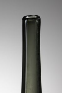 LANDBERG NILS (1907 - 1991) : Vaso in vetro trasparente sommerso  grigio a sezione schiacciata per Orrefors  - Asta Asta 376 | VETRI DI MURANO E DEL XX SECOLO E CERAMICHE - VETRI DI MURANO E FRANCESI, CERAMICHE Virtuale - Associazione Nazionale - Case d'Asta italiane