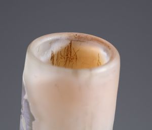 GALL� : Vaso cilindrico con base a bulbo in vetro doppio, decoro di foglie e fiori nei toni del verde e del lilla, finemente inciso ad acido su fondo rosato  - Asta Asta 376 | VETRI DI MURANO E DEL XX SECOLO E CERAMICHE - VETRI DI MURANO E FRANCESI, CERAMICHE Virtuale - Associazione Nazionale - Case d'Asta italiane