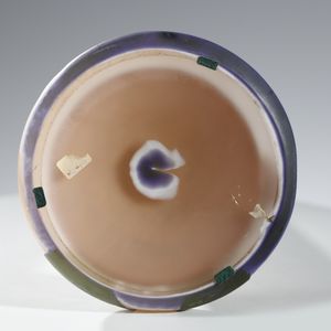 GALL� : Vaso cilindrico con base a bulbo in vetro doppio, decoro di foglie e fiori nei toni del verde e del lilla, finemente inciso ad acido su fondo rosato  - Asta Asta 376 | VETRI DI MURANO E DEL XX SECOLO E CERAMICHE - VETRI DI MURANO E FRANCESI, CERAMICHE Virtuale - Associazione Nazionale - Case d'Asta italiane
