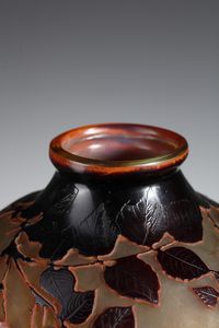 GALL� : Vasetto in vetro doppio decoro vegetale nei toni del marrone e arancio finemente inciso ad acido su fondo verdino  - Asta Asta 376 | VETRI DI MURANO E DEL XX SECOLO E CERAMICHE - VETRI DI MURANO E FRANCESI, CERAMICHE Virtuale - Associazione Nazionale - Case d'Asta italiane