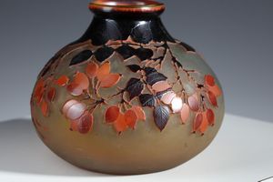 GALL� : Vasetto in vetro doppio decoro vegetale nei toni del marrone e arancio finemente inciso ad acido su fondo verdino  - Asta Asta 376 | VETRI DI MURANO E DEL XX SECOLO E CERAMICHE - VETRI DI MURANO E FRANCESI, CERAMICHE Virtuale - Associazione Nazionale - Case d'Asta italiane