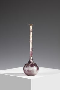 GALL - Vaso soliflore a bulbo in vetro doppio, con decoro vegetale nei toni del viola, finemente inciso ad acido su fondo rosato