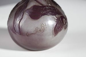 GALL� : Vaso soliflore a bulbo in vetro doppio, con decoro vegetale nei toni del viola, finemente inciso ad acido su fondo rosato  - Asta Asta 376 | VETRI DI MURANO E DEL XX SECOLO E CERAMICHE - VETRI DI MURANO E FRANCESI, CERAMICHE Virtuale - Associazione Nazionale - Case d'Asta italiane