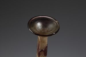 GALL� : Vaso soliflore a bulbo in vetro doppio, con decoro vegetale nei toni del viola, finemente inciso ad acido su fondo rosato  - Asta Asta 376 | VETRI DI MURANO E DEL XX SECOLO E CERAMICHE - VETRI DI MURANO E FRANCESI, CERAMICHE Virtuale - Associazione Nazionale - Case d'Asta italiane