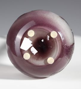 GALL� : Vaso soliflore a bulbo in vetro doppio, con decoro vegetale nei toni del viola, finemente inciso ad acido su fondo rosato  - Asta Asta 376 | VETRI DI MURANO E DEL XX SECOLO E CERAMICHE - VETRI DI MURANO E FRANCESI, CERAMICHE Virtuale - Associazione Nazionale - Case d'Asta italiane