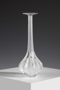 LALIQUE - Vaso della seria Marie Claude in cristallo soffiato a stampo con decoro floreale stilizzato, base a bulbo con collo alto