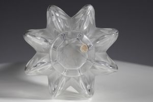 LALIQUE : Vaso della seria Marie Claude in cristallo soffiato a stampo con decoro floreale stilizzato, base a bulbo con collo alto  - Asta Asta 376 | VETRI DI MURANO E DEL XX SECOLO E CERAMICHE - VETRI DI MURANO E FRANCESI, CERAMICHE Virtuale - Associazione Nazionale - Case d'Asta italiane