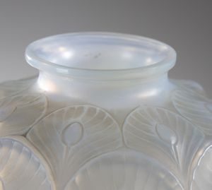 SABINO : Vaso della serie Les Plumes, in vetro opalescente  - Asta Asta 376 | VETRI DI MURANO E DEL XX SECOLO E CERAMICHE - VETRI DI MURANO E FRANCESI, CERAMICHE Virtuale - Associazione Nazionale - Case d'Asta italiane