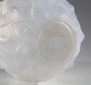 SABINO : Vaso della serie Les Plumes, in vetro opalescente  - Asta Asta 376 | VETRI DI MURANO E DEL XX SECOLO E CERAMICHE - VETRI DI MURANO E FRANCESI, CERAMICHE Virtuale - Associazione Nazionale - Case d'Asta italiane