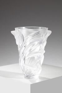 LALIQUE : Vaso della serie Martinets in vetro bianco opalescente, con decoro di rondini  - Asta Asta 376 | VETRI DI MURANO E DEL XX SECOLO E CERAMICHE - VETRI DI MURANO E FRANCESI, CERAMICHE Virtuale - Associazione Nazionale - Case d'Asta italiane