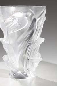 LALIQUE : Vaso della serie Martinets in vetro bianco opalescente, con decoro di rondini  - Asta Asta 376 | VETRI DI MURANO E DEL XX SECOLO E CERAMICHE - VETRI DI MURANO E FRANCESI, CERAMICHE Virtuale - Associazione Nazionale - Case d'Asta italiane