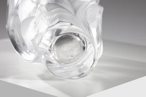 LALIQUE : Vaso della serie Martinets in vetro bianco opalescente, con decoro di rondini  - Asta Asta 376 | VETRI DI MURANO E DEL XX SECOLO E CERAMICHE - VETRI DI MURANO E FRANCESI, CERAMICHE Virtuale - Associazione Nazionale - Case d'Asta italiane