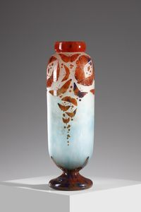 SCHNEIDER - Vaso della serie Papillons in vetro doppio, nei toni del bianco e turchese, fusioni di smalto rosso-arancio. Decoro con farfalle incise