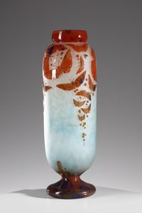 SCHNEIDER : Vaso della serie Papillons in vetro doppio, nei toni del bianco e turchese, fusioni di smalto rosso-arancio. Decoro con farfalle incise  - Asta Asta 376 | VETRI DI MURANO E DEL XX SECOLO E CERAMICHE - VETRI DI MURANO E FRANCESI, CERAMICHE Virtuale - Associazione Nazionale - Case d'Asta italiane
