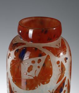 SCHNEIDER : Vaso della serie Papillons in vetro doppio, nei toni del bianco e turchese, fusioni di smalto rosso-arancio. Decoro con farfalle incise  - Asta Asta 376 | VETRI DI MURANO E DEL XX SECOLO E CERAMICHE - VETRI DI MURANO E FRANCESI, CERAMICHE Virtuale - Associazione Nazionale - Case d'Asta italiane