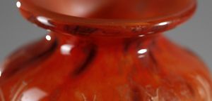 SCHNEIDER : Vaso della serie Cedres, in vetro doppio, nei toni arancio, decoro inciso con cedri  - Asta Asta 376 | VETRI DI MURANO E DEL XX SECOLO E CERAMICHE - VETRI DI MURANO E FRANCESI, CERAMICHE Virtuale - Associazione Nazionale - Case d'Asta italiane