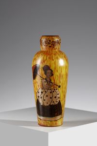 MANIFATTURA FRANCESE - Vaso in vetro doppio nei toni arancio su fondo giallo, decoro con figura di gentildonna, collo con decoro vegetale