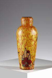 MANIFATTURA FRANCESE : Vaso in vetro doppio nei toni arancio su fondo giallo, decoro con figura di gentildonna, collo con decoro vegetale  - Asta Asta 376 | VETRI DI MURANO E DEL XX SECOLO E CERAMICHE - VETRI DI MURANO E FRANCESI, CERAMICHE Virtuale - Associazione Nazionale - Case d'Asta italiane