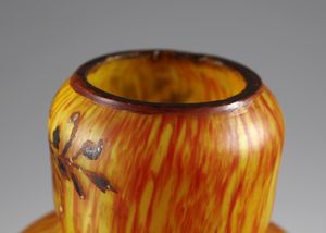 MANIFATTURA FRANCESE : Vaso in vetro doppio nei toni arancio su fondo giallo, decoro con figura di gentildonna, collo con decoro vegetale  - Asta Asta 376 | VETRI DI MURANO E DEL XX SECOLO E CERAMICHE - VETRI DI MURANO E FRANCESI, CERAMICHE Virtuale - Associazione Nazionale - Case d'Asta italiane