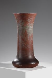 MANIFATTURA FRANCESE : Vaso in vetro, decorato con paesaggio lacustre nei toni del rosso  - Asta Asta 376 | VETRI DI MURANO E DEL XX SECOLO E CERAMICHE - VETRI DI MURANO E FRANCESI, CERAMICHE Virtuale - Associazione Nazionale - Case d'Asta italiane