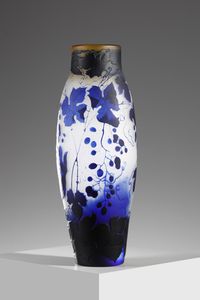 MANIFATTURA FRANCESE - Vaso in vetro doppio, con decori vegetali, nei toni del blu su fondo bianco